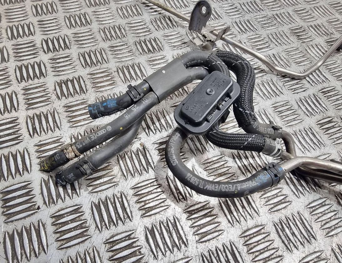 AUDI A4 B8/8K (2011-2016) Горивна тръба 5Q0127242 29077985