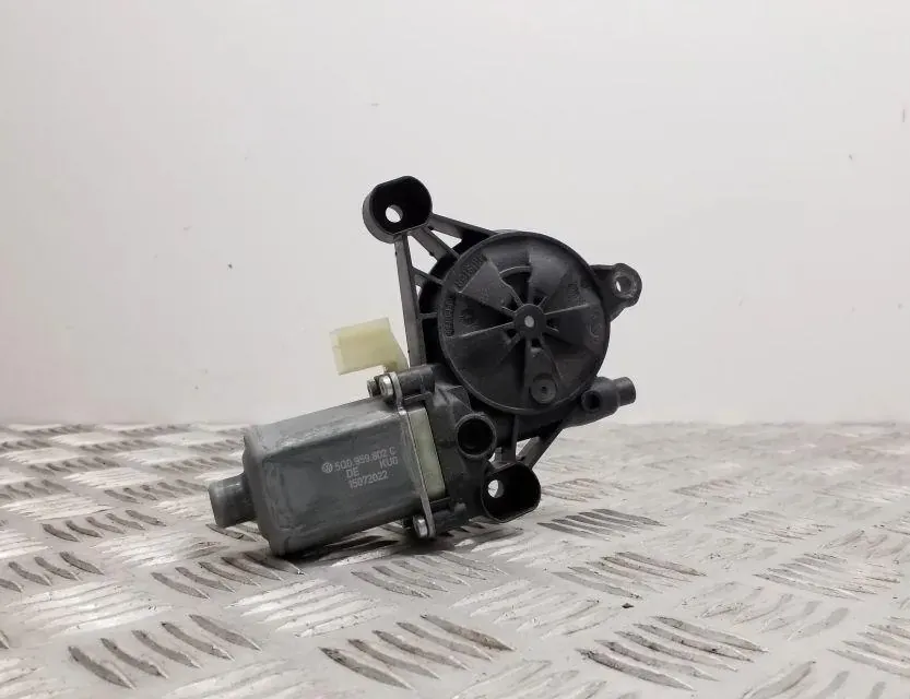 VOLKSWAGEN Tiguan 2 generation (2016-2024) Моторче за регулиране на прозореца на предната лява врата 5Q0959802C 34731629