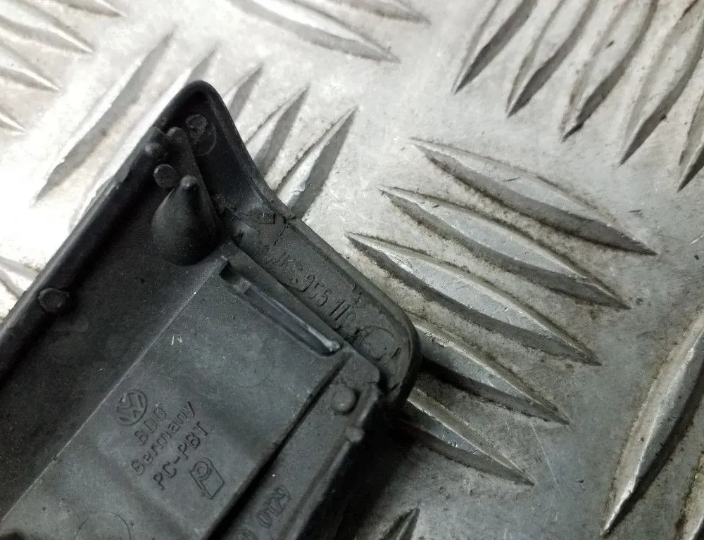 VOLKSWAGEN Jetta 3 generation (1992-1998) Капачка на капака на устройството за миене на десния фар 1K5955110 34731159