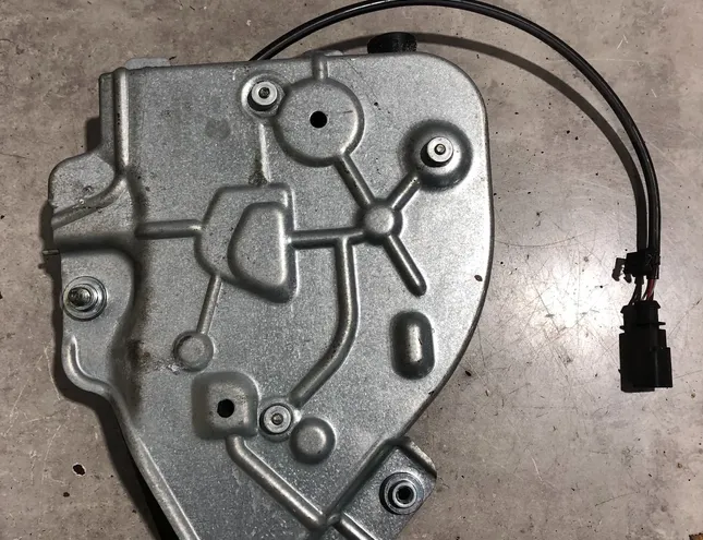 VOLKSWAGEN Caddy 3 generation (2004-2015) Заключване на багажника на задната врата 2K0827201Q 34997904