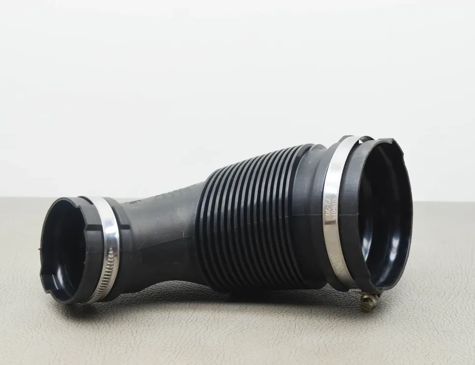 AUDI A4 B9/8W (2015-2024) Тръба за подаване на въздух 04L129661B 10876635