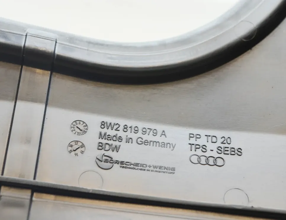 AUDI A4 B9/8W (2015-2024) Други части на двигателното отделение 8W2819979A 11289211