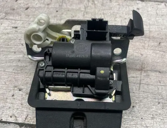 VOLKSWAGEN Passat B8 (2014-2023) Заключване на багажника на задната врата 5TA827505D 34979066