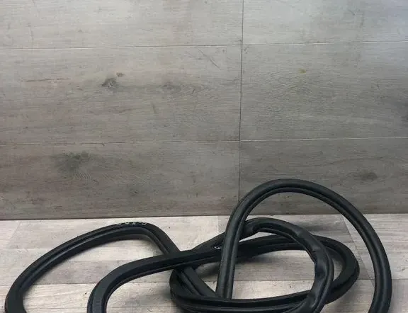 AUDI Q7 4M (2015-2024) Гумено уплътнение на предна дясна врата 34989949