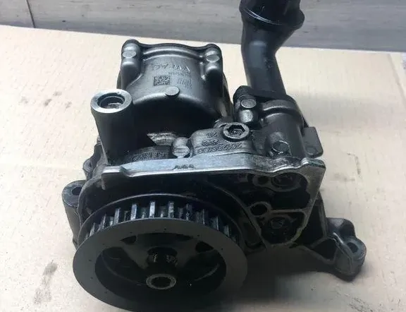 VOLKSWAGEN Passat B8 (2014-2023) Маслена помпа 110732,030217,04L145208K 34994427