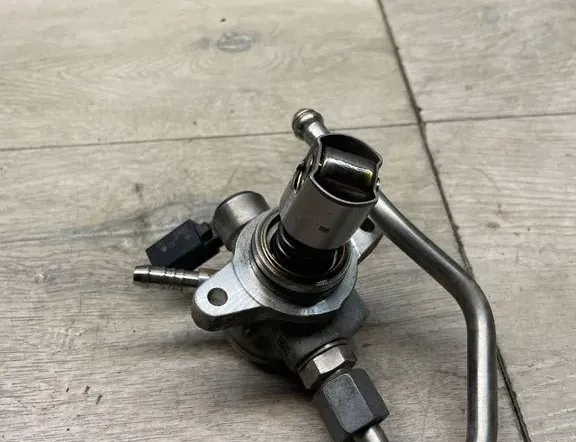 VOLKSWAGEN Golf 7 generation (2012-2024) Горивна помпа 04E127021A 34996502