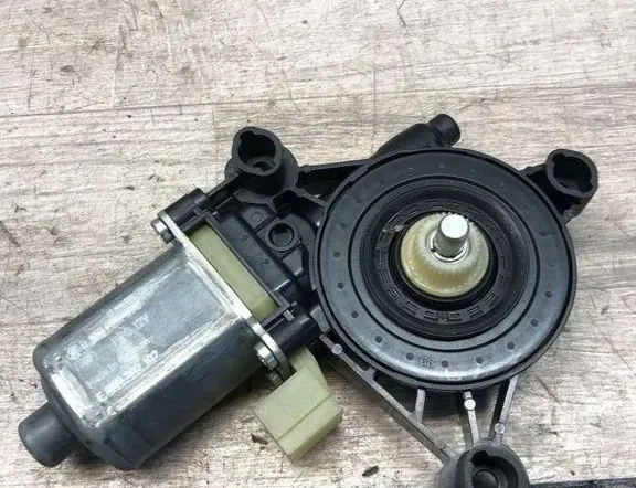 VOLKSWAGEN Golf 7 generation (2012-2024) Моторче за регулиране на прозореца на предната лява врата 0130822076 34990187