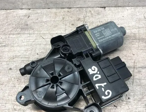 VOLKSWAGEN Golf 7 generation (2012-2024) Моторче за управление на прозореца на задната дясна врата 5Q0959408 34990498