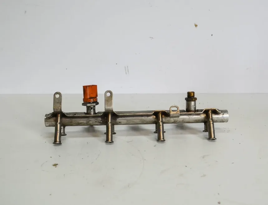 AUDI A4 B8/8K (2011-2016) Горивна релса 06J133317M 3999828