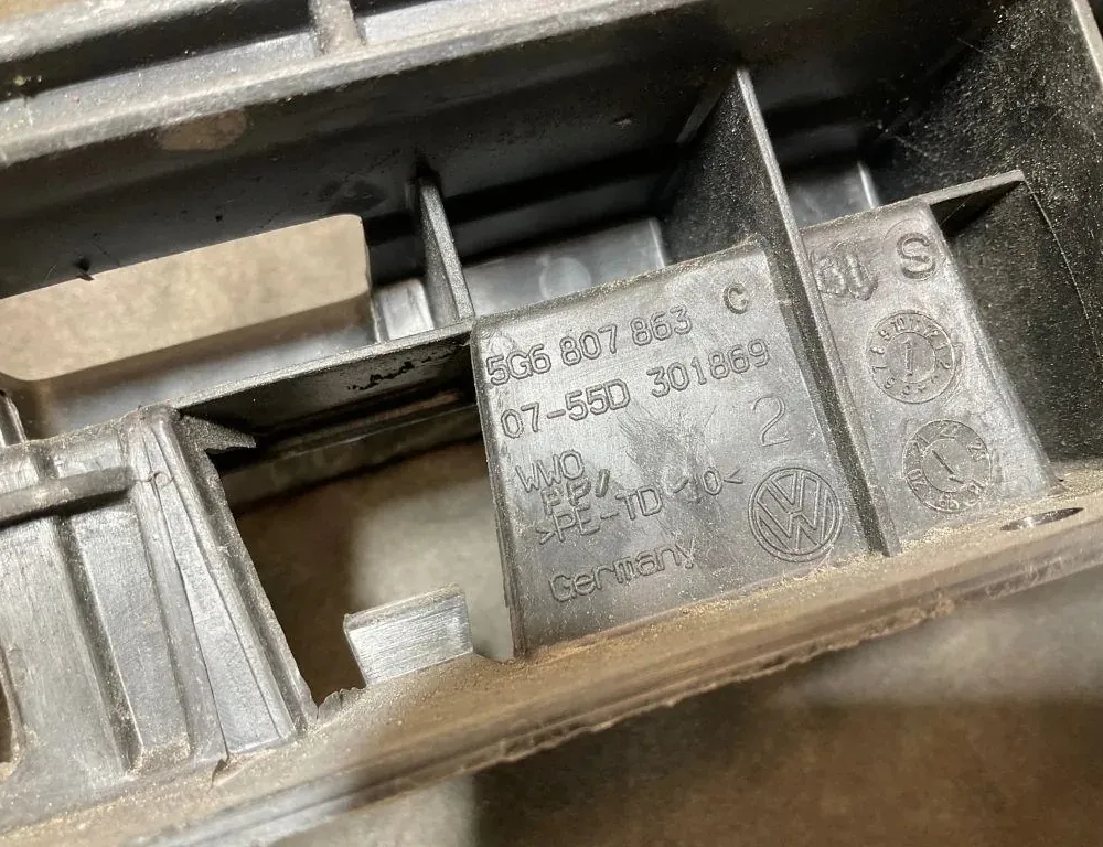 VOLKSWAGEN Golf 8 generation (2019-2023) Скоба за задна дясна броня 5G6807863 33803519