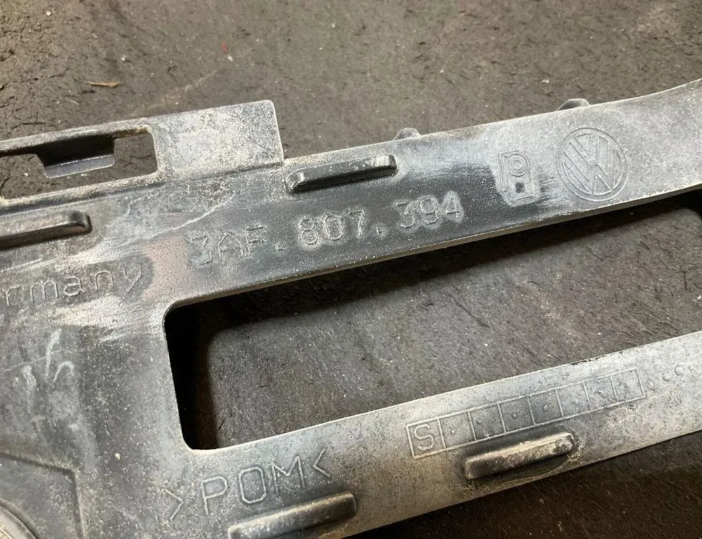 VOLKSWAGEN Passat B7 (2010-2015) Скоба за задна дясна броня 3AF807394 33804109