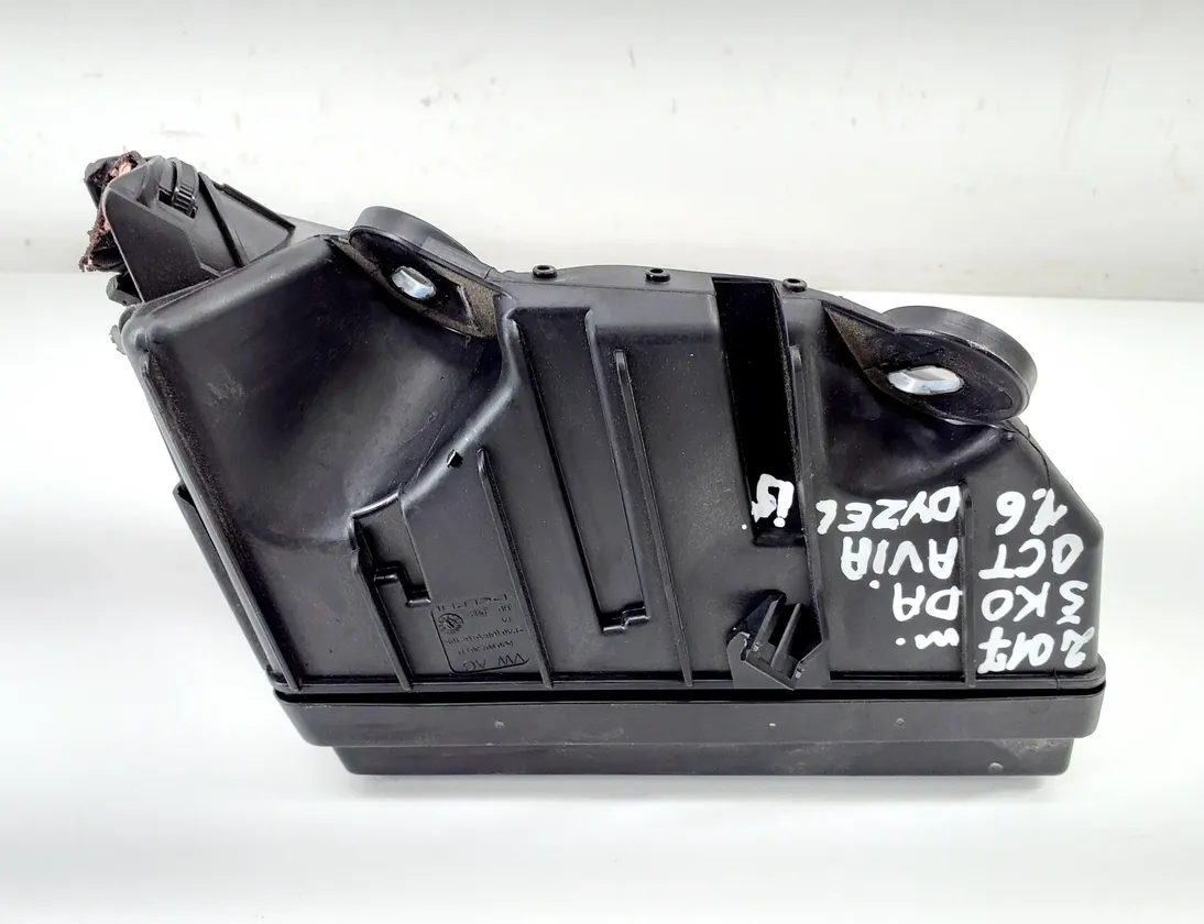 SKODA Octavia 3 generation (2013-2020) Табло за бушони 5Q0937132B,5Q0907361D 18086151