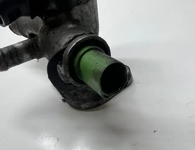 VOLKSWAGEN Passat B5 (1996-2005) Фланец на охладителната система 038121133A 34578748