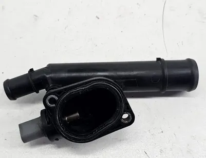 VOLKSWAGEN Passat B6 (2005-2010) Фланец на охладителната система 03G121132 31719844