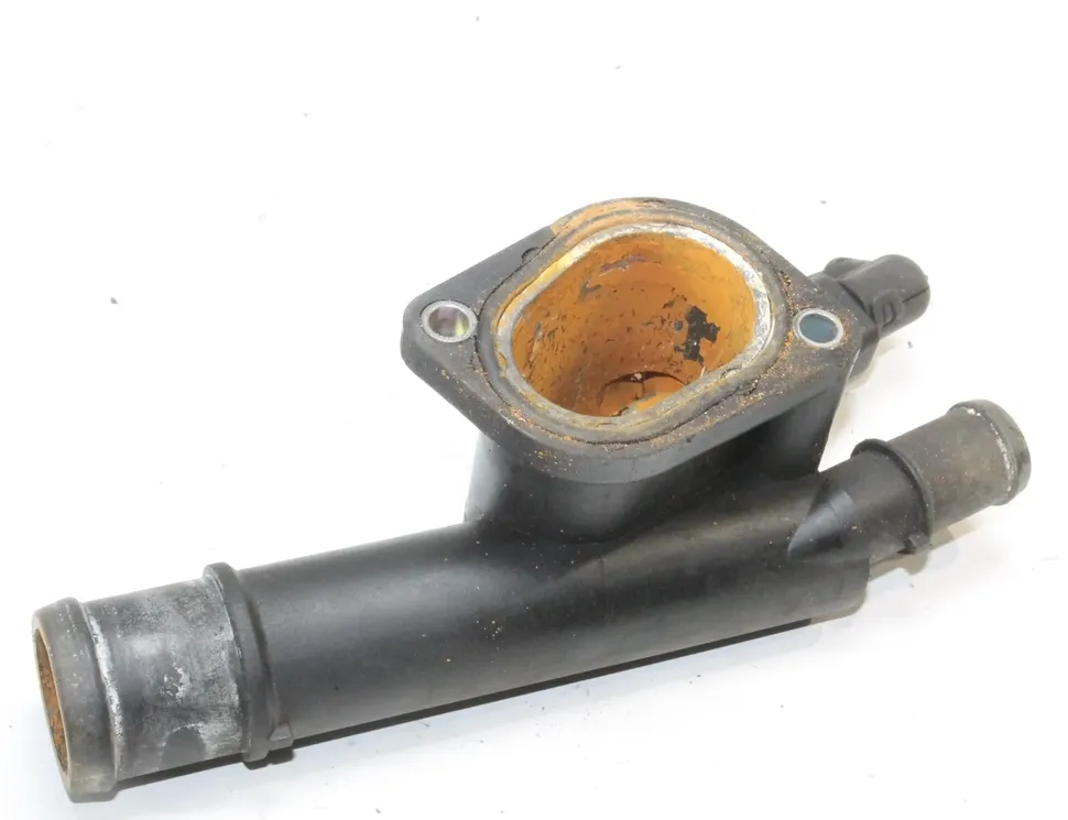 VOLKSWAGEN Passat B6 (2005-2010) Фланец на охладителната система 038121132 14978053