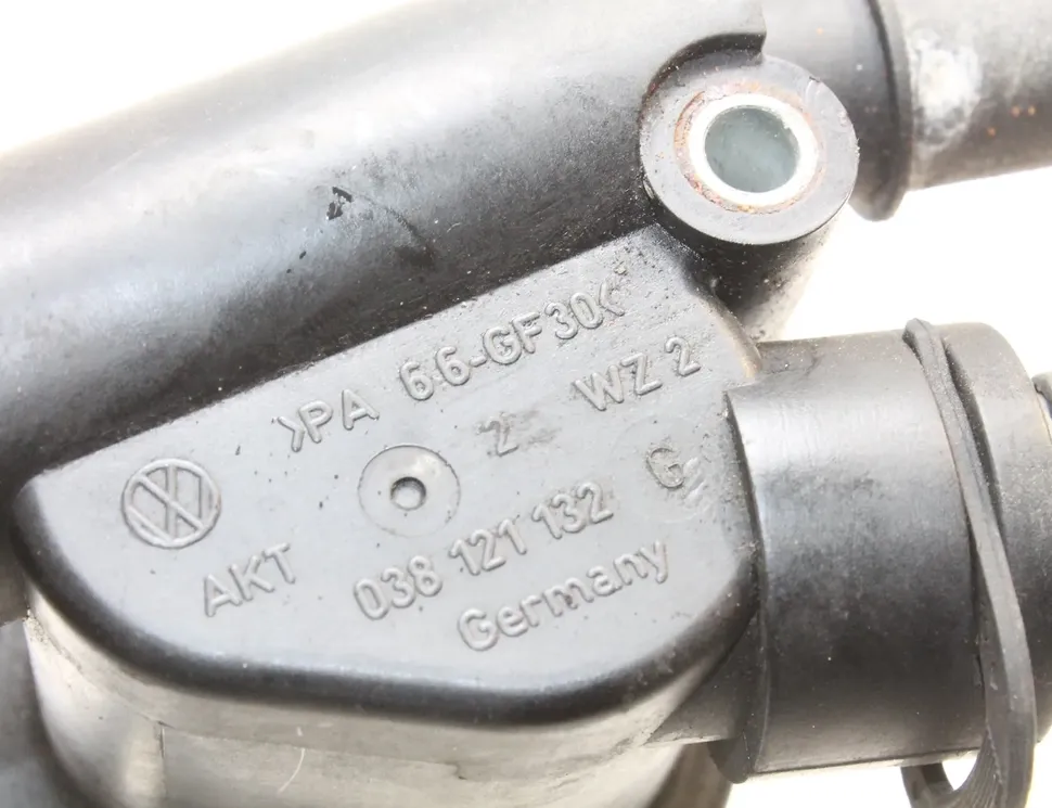 VOLKSWAGEN Passat B6 (2005-2010) Фланец на охладителната система 038121132 14978053