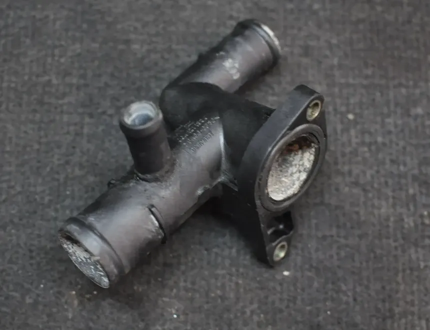 SKODA Octavia 1 generation (1996-2010) Фланец на охладителната система 06A121133J 30728625