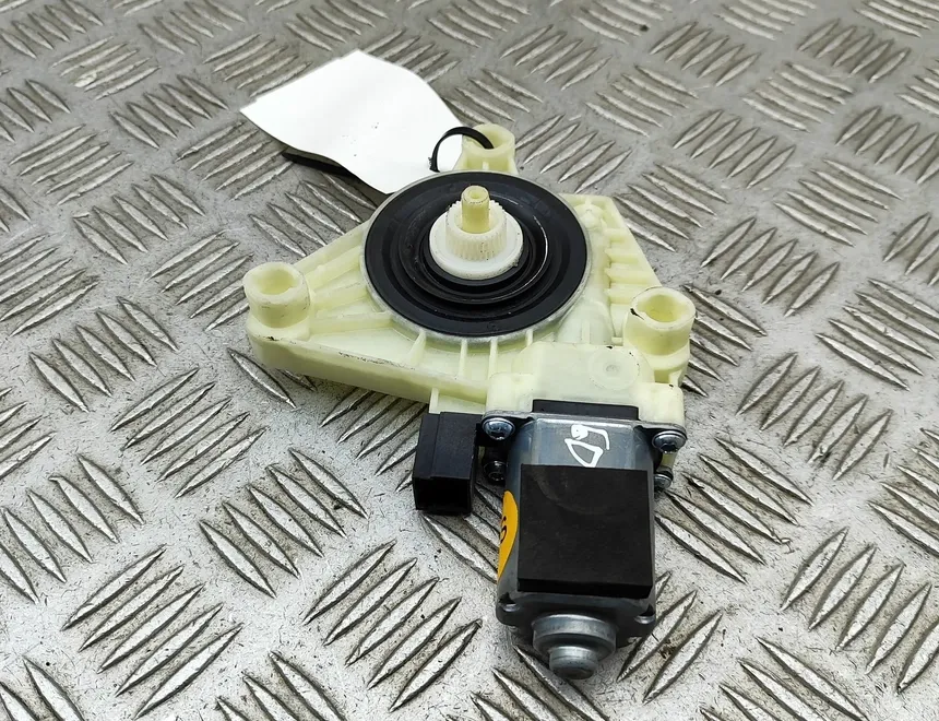 VOLKSWAGEN Passat B8 (2014-2023) Моторче за управление на прозореца на задната дясна врата 5Q4959801D 32751702