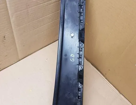 VOLKSWAGEN Golf 8 generation (2019-2023) Лайсна на прозореца на задната дясна врата 5G6839902B 34332295