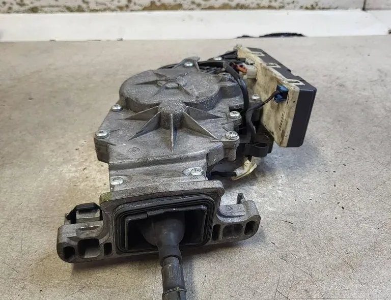 MERCEDES-BENZ C-Class W204/S204/C204 (2004-2015) Мотор за плавно затваряне на багажника на задната врата A2048202842 34934673