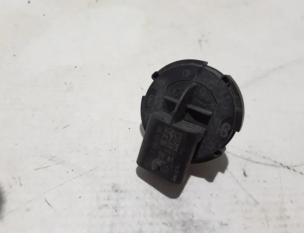 AUDI A4 B9/8W (2015-2024) Допълнителни вътрешни части на двигателя 4M0131940C 32934953