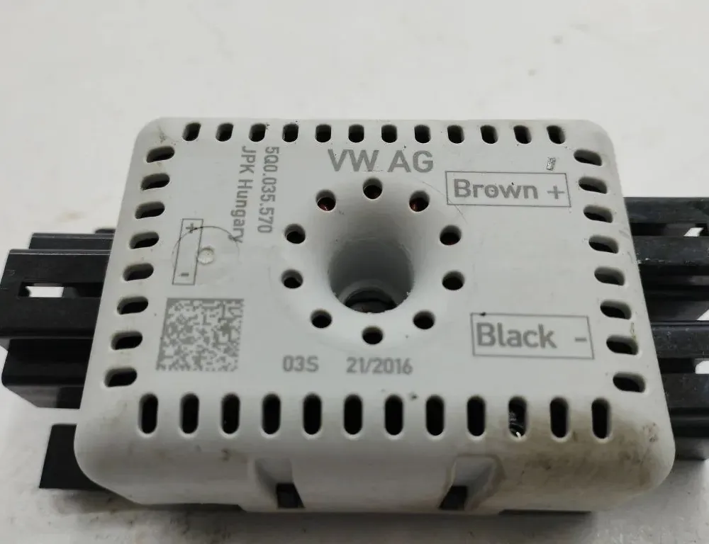 VOLKSWAGEN Golf 7 generation (2012-2024) Антенен усилвател с капак на багажника 5Q0035570 34817514