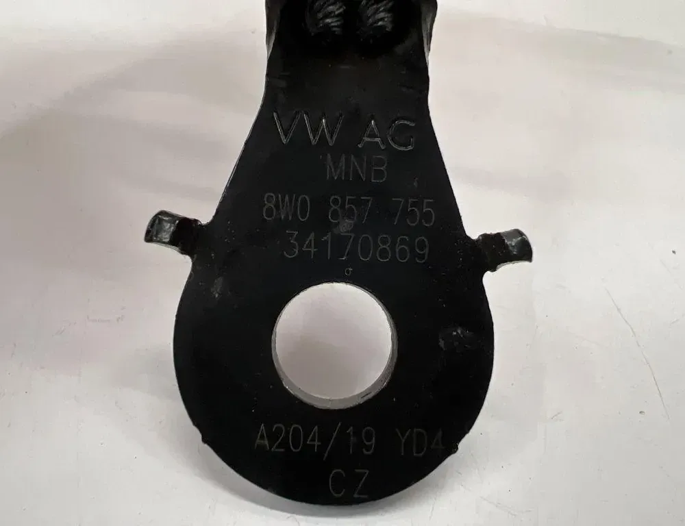 AUDI A4 B9/8W (2015-2024) Закопчалка на предна дясна седалка 8W0857755 34986116